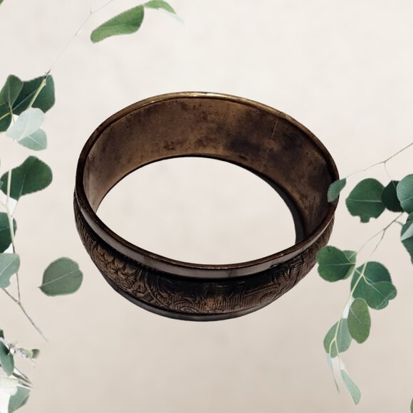 Bangle Bracelet - Brass & Mother of Pearl Inlay with Etched Elephants Trunk Up - Picture 4 of 9